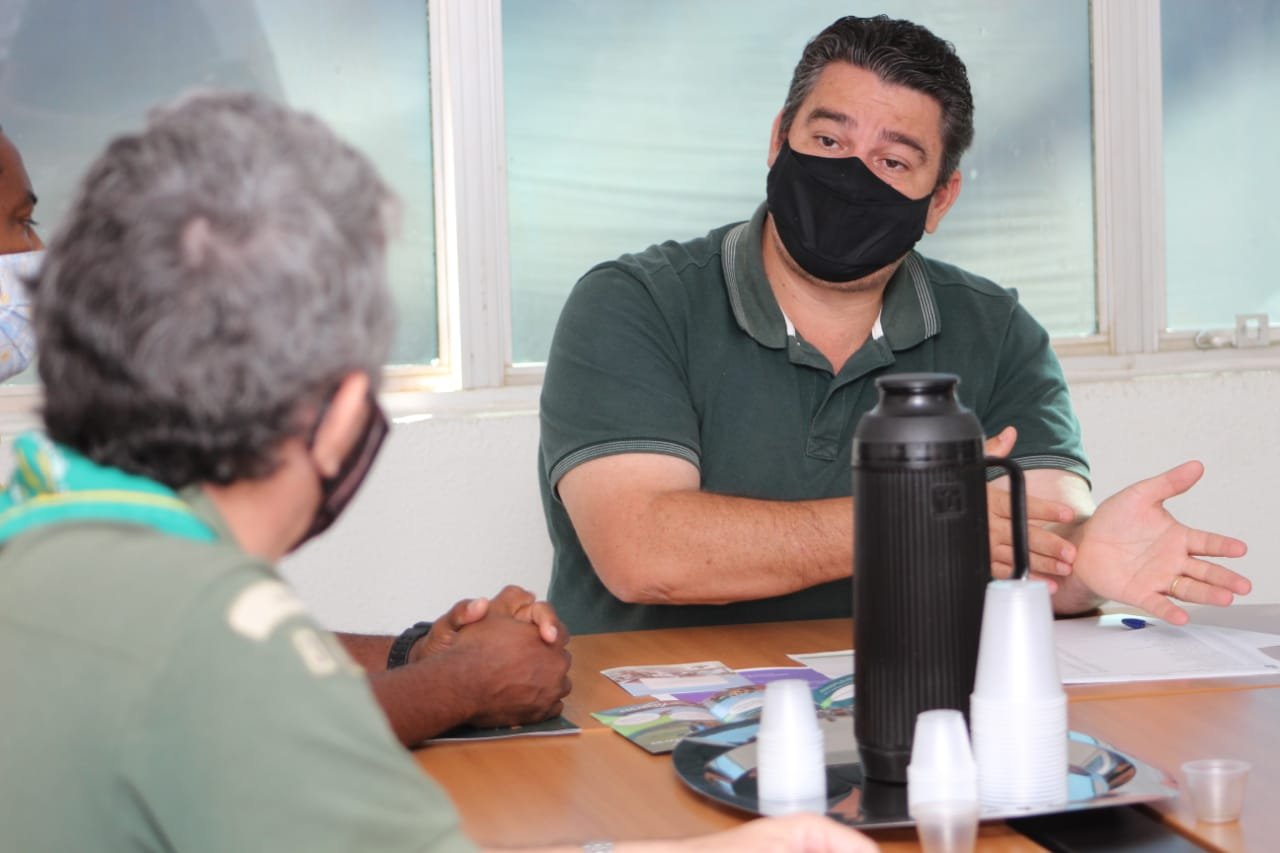 Entrega de Certificado de Agradecimento de Grupo ao Chefe do Poder Executivo de Uruaçu.